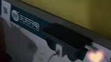 男子利用电瓶车充电桩给手机充电