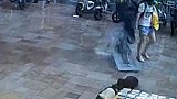 深圳一20楼玻璃坠落砸中路过男童 警方：疑意外掉落