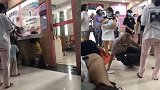 保健院里老人插队说粗口 排队者生气将其推倒