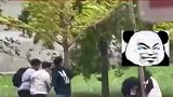 高校学生顶着大风去上课