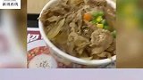 女子吃饭时遇叛逆鸡蛋滑落到盘子里，画面逗乐网友