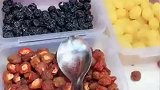 大姐选了一大盒青梅，还没付钱就开吃，一看就是个吃货