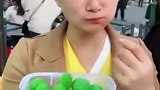 大姐选了一大盒青梅，还没付钱就开吃，一看就是个吃货