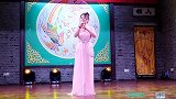她唱的歌曲《你让我感动》；声音纤细甜美，感情真挚，非常动听