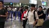 谢娜机场，走路大摇大摆，一股中年大妈风扑面而来