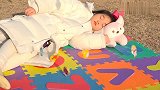 萌娃梦见天上下“糖果雨”，醒来一看是真的？真是太好吃了