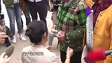 老太糊涂不认女儿，女儿跪地上久久不起，背后故事让人惊讶！