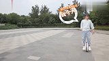 华晨宇坐公园草坪上，感慨很多情侣抱一起画面很有爱