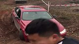 表哥开着宝马轿车来玩越野，5秒后太狼狈了！