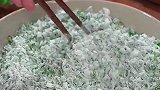 把面粉放韭菜里拌一下，出锅以后满屋飘香，真的太好吃了