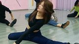 学舞蹈的姑娘柔韧性真好，轻松驾驭各种难度的一字马！
