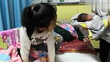 6岁姐姐嚷着要抱刚出生的弟弟，刚抱过来就不要了，爸爸担心摔掉