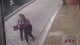 这就是真爱！轿车失控炮弹般飞来，男子神反应抱住女友滚一边