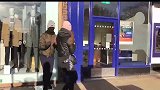 男子伪装成假人在路边恶搞路人，路人纷纷被吓