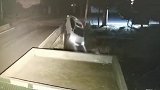 女子驾车冲入河中 车上男子逃生女司机丧命