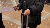 容嬷嬷平时出行坐公交挤地铁身体状况并不好，资助一百多位贫困生
