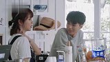 杨紫被外国影迷认出受宠若惊，赶紧梳头跟粉丝合影，好甜！