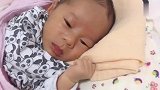 月子里的小宝宝睡觉,突然手机铃声响起,宝宝一惊一乍的样子好逗