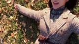 好美的银杏，好美的草地，好美的小姐姐！