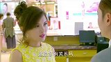 小伙总是深情的看着客户，美女吃醋把他拉走