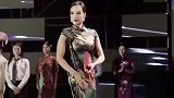 小姐姐虽然没了一条腿，但穿旗袍比99%的女人都美，丝毫不影响她的美