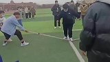 拔河比赛还没开始，绳子就被学生的内功扯断了
