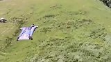 美国极限运动爱好者体验翼装飞行，全程为他捏把汗！