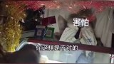 摊主瑟瑟发抖，女子催摊主出摊