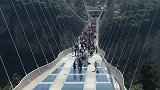 玻璃桥位于张家界大峡谷景区，是世界最高、跨度最长的玻璃桥