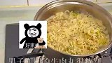 男子买回的牛肉丸很特别，还能敲开打出蛋黄