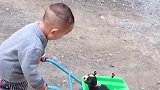 小狗：天天都被这熊孩子折磨，真是烦人！