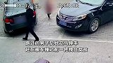 小女孩鬼探头横穿道路，差点被红车撞到，路人大哥一把扯回救其命