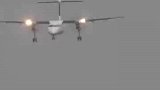 Dash8在暴风雨的大风中艰难降落