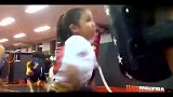 6岁女童拳馆习练格斗技术 动作凶狠秒杀男训练伙伴
