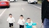 龙凤三胞胎兄妹看爸爸拿棍棒来了，竟然吓成这样，厉害了