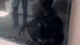 男子试新买的电视机，装上后一直冒烟