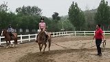 小姐姐骑马上瘾了，说每次的颠簸感都是一种美的享受
