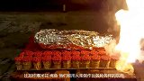 用2万根火柴烤肉会熟么？剥开锡纸后，神奇的一幕发生了