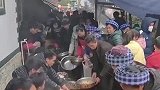 贵州一村子办喜宴，村民排队拿大盆打包