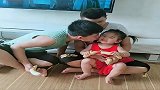 暖心小棉袄长大了，懂得把好东西分享给哥哥，真让人羡慕啊