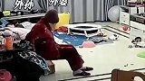 外婆突然从沙发上滑倒，外孙马上跑到屋内找姐姐帮忙