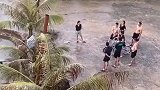 小姐姐骑行车挑战独木桥，她怎么回来