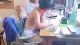妈妈给孩子辅导作业，爸爸开玩笑却被孩子警告