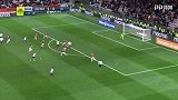 下半场补时第1分钟里昂球员登贝莱盘带突破