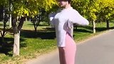 小姐姐跳着优雅的舞蹈，可爱的模样看着元气满满的