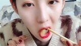 一份简单的凉皮，这个漂亮姑娘却吃出了我吃不起的样子