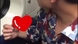 杨洋坐地铁不忘整理发型，抬头瞬间双眼放电颜值超高
