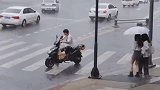 摩托车男孩与路边的女孩，形成鲜明的对比