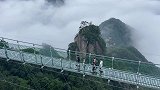河南老君山玻璃栈道，刚好遇见云海太壮观了，像在天空中漫步一样