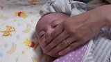 1个月小宝宝想哭不能哭，妈妈总是这样做，宝宝都快气炸了